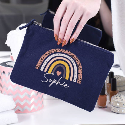 dunkelblaues Beautycase mit Regenbogen-Motiv und Name