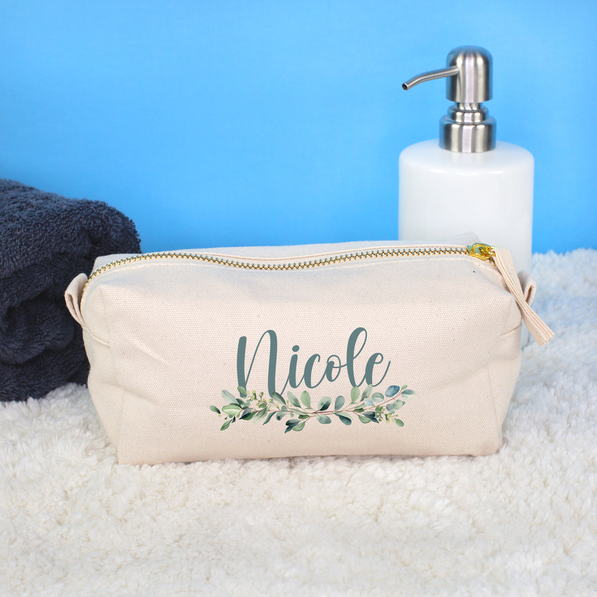 Kleine Kosmetiktasche mit Eukalyptus Motiv und Name Nicole aus naturfarbenem Baumwoll-Canvas