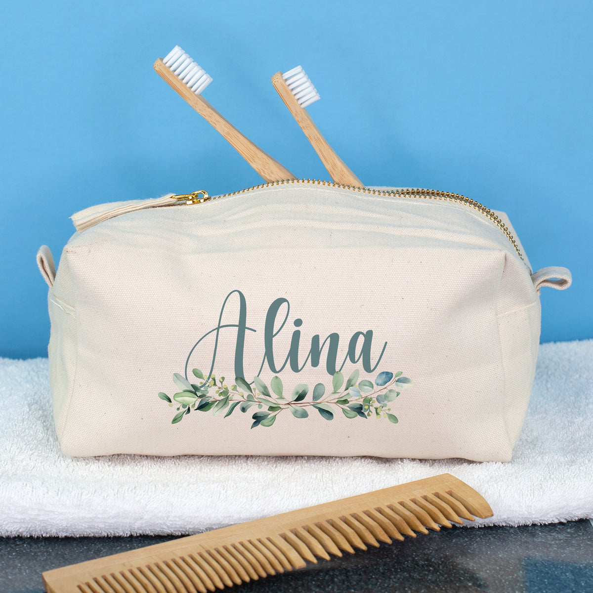 Großes Beautycase mit Eukalyptus Motiv und Name Alina, Zahnbürsten und Kamm als Bad Zubehör
