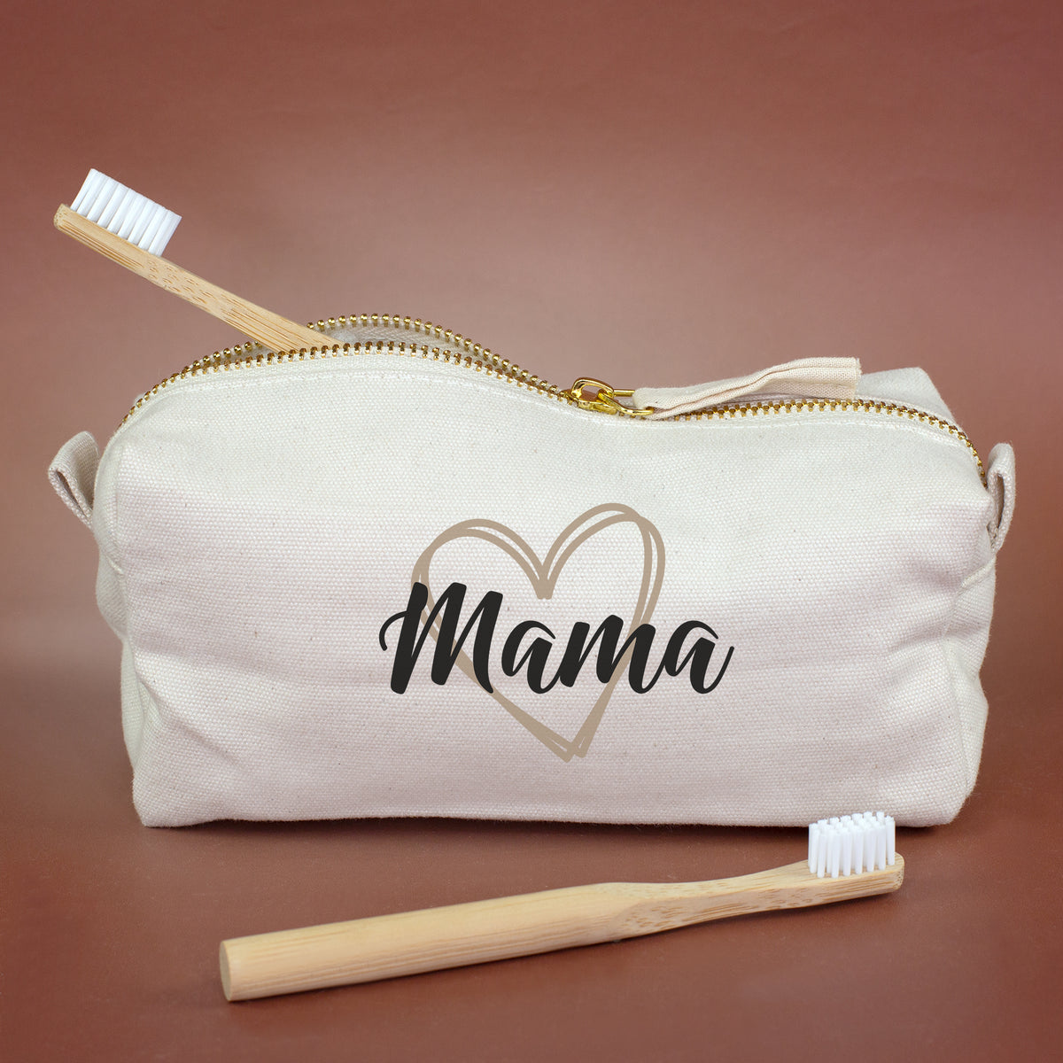 Großes Beautycase mit Herzmotiv und Name Mama aus naturfarbenem Canvas