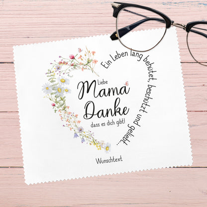 Brillenputztuch für Mama mit liebevoller Botschaft, auf hellem Holzuntergrund mit Brille als Dekoration.
