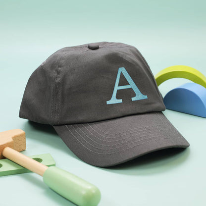 Graues Kinder-Basecap mit Initiale in hellblau