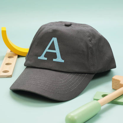 Kinder-Basecap mit Initiale in hellblau