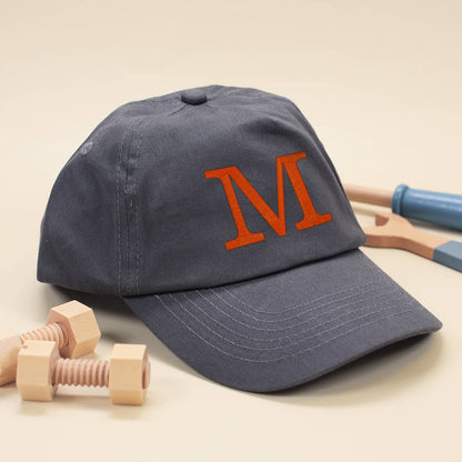 Kinder-Basecap mit Initiale in orange