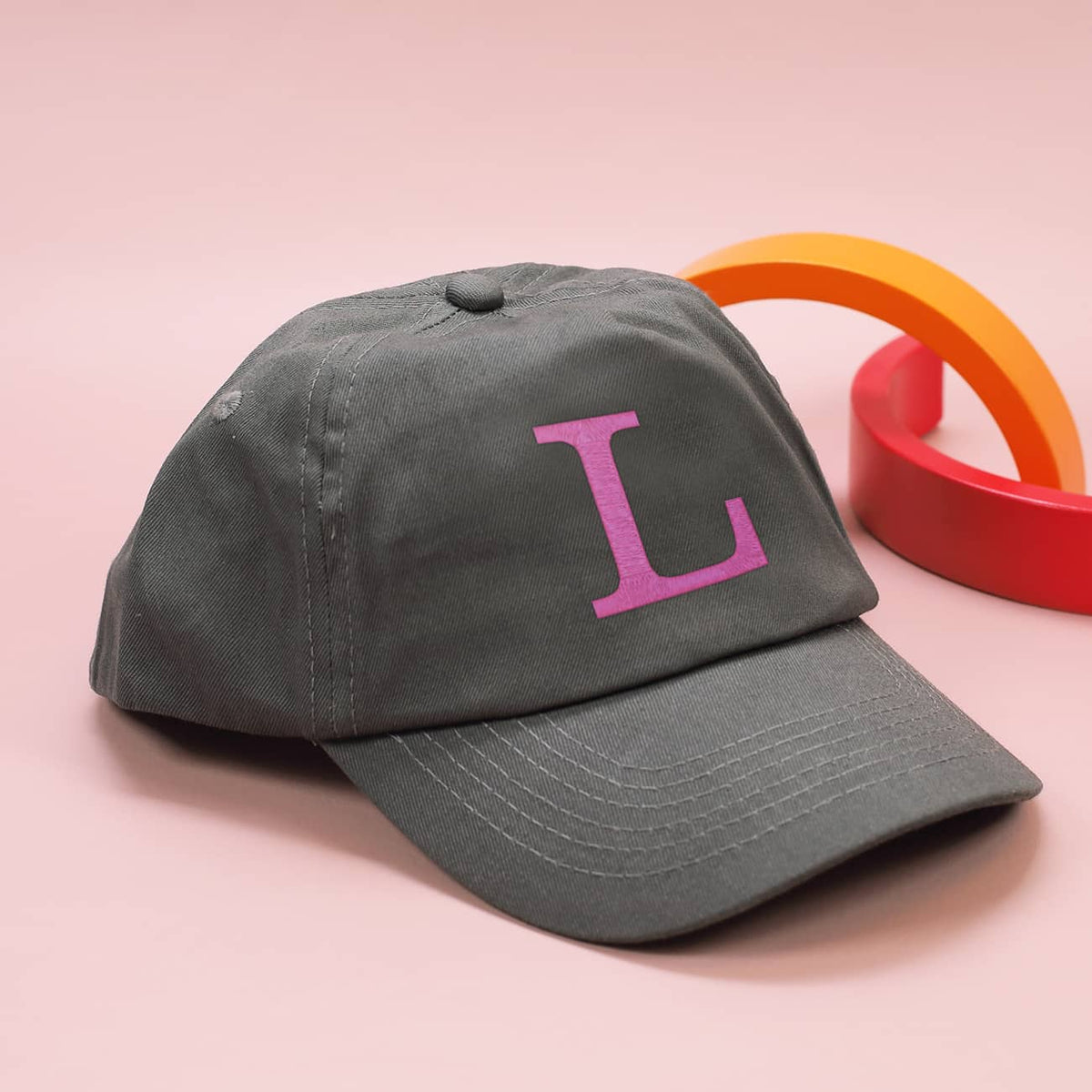 Graues Kinder-Basecap mit Initiale in rosa 