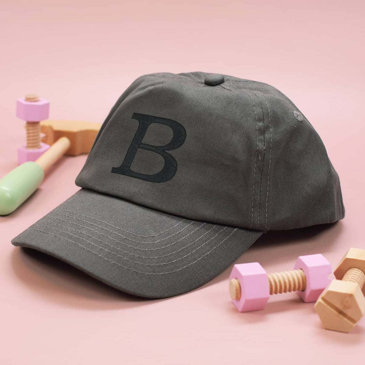 Graues Kinder-Basecap mit Initiale bestickt - 6 Farben zur Auswahl