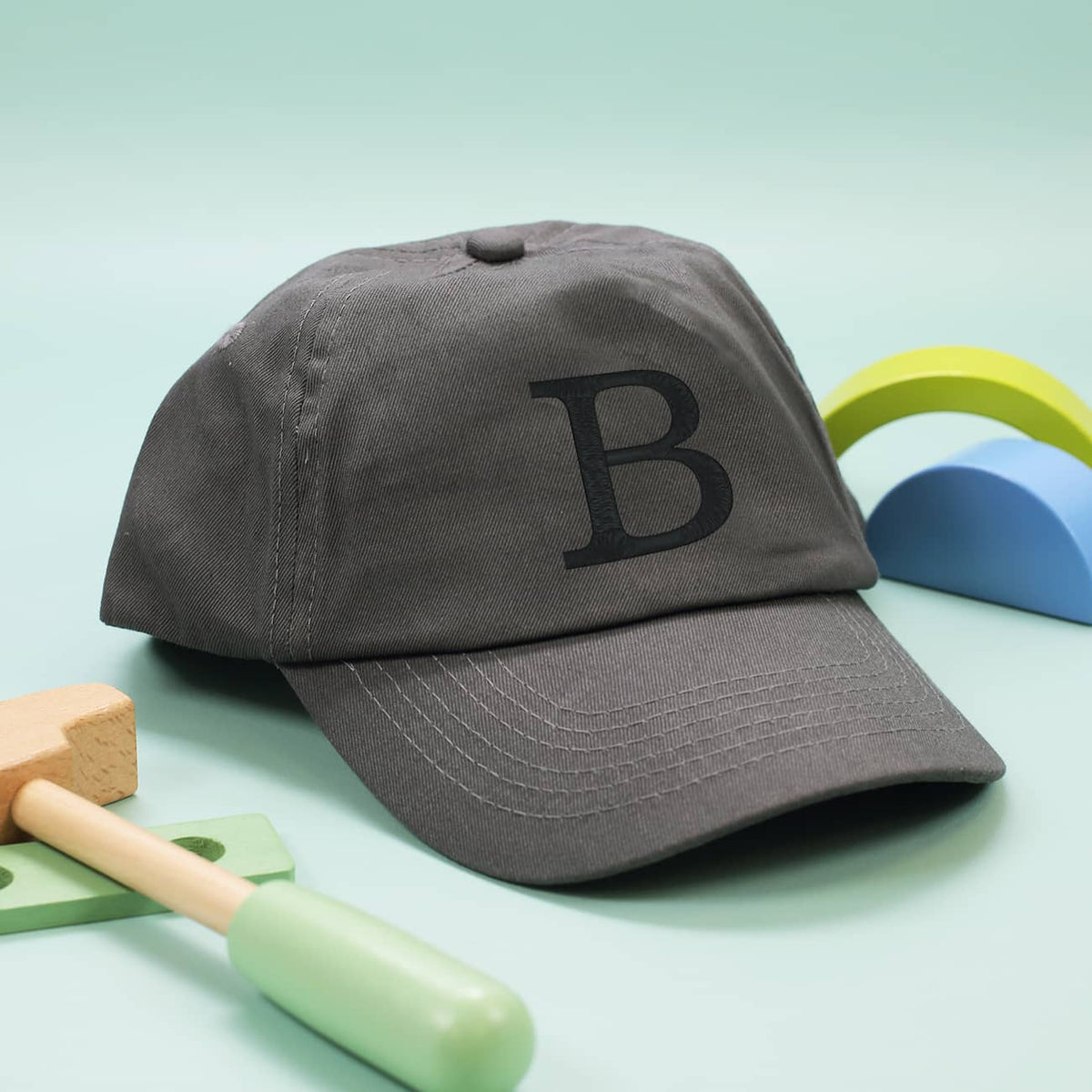 Graues Kinder-Basecap mit Initiale bestickt - 6 Farben zur Auswahl