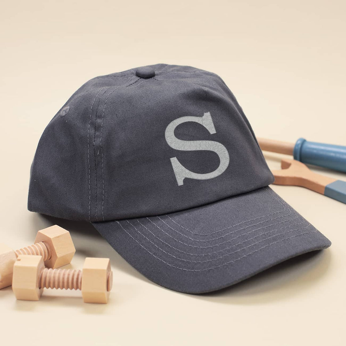 Graues Kinder-Basecap mit Initiale bestickt - 6 Farben zur Auswahl