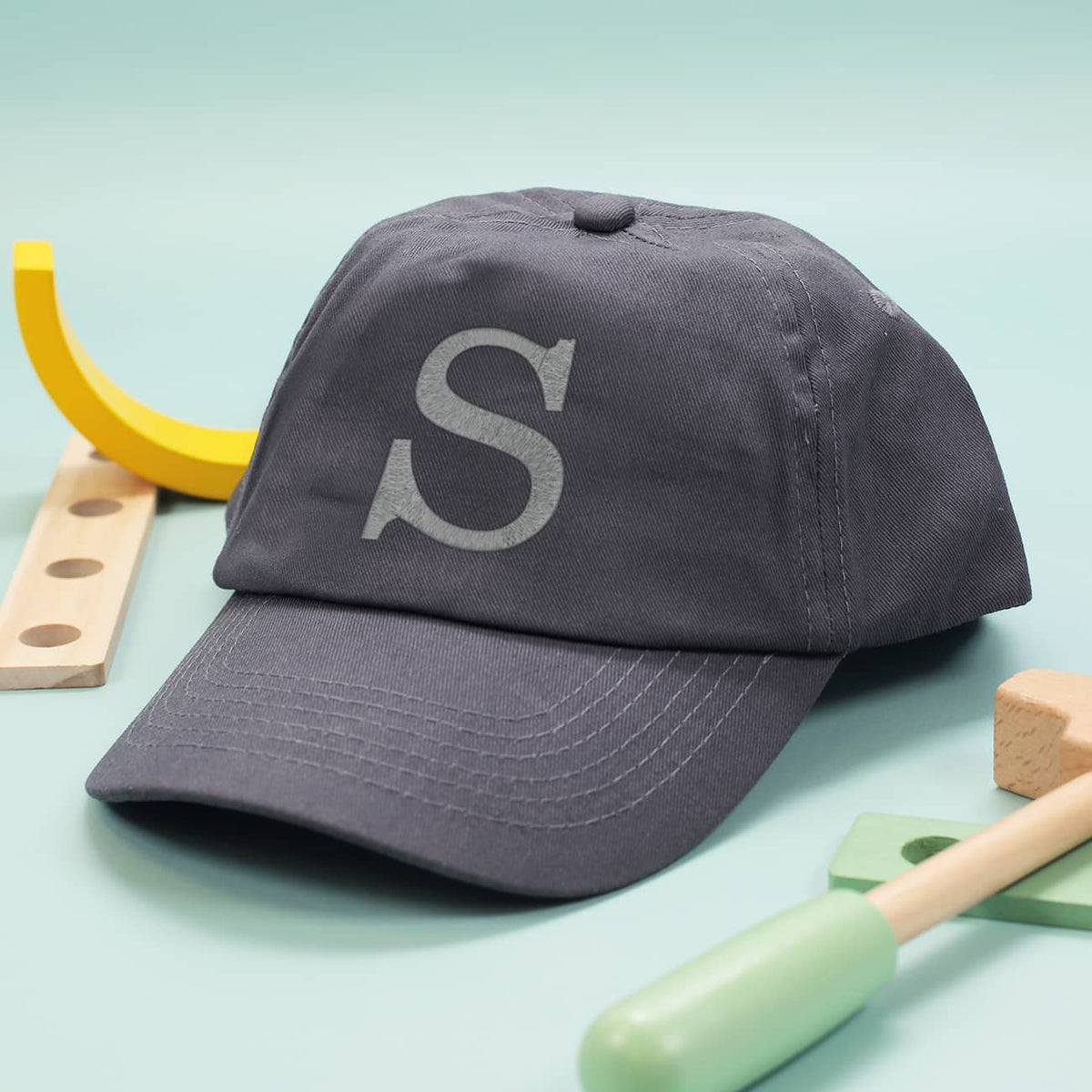 Graues Kinder-Basecap mit Initiale bestickt - 6 Farben zur Auswahl