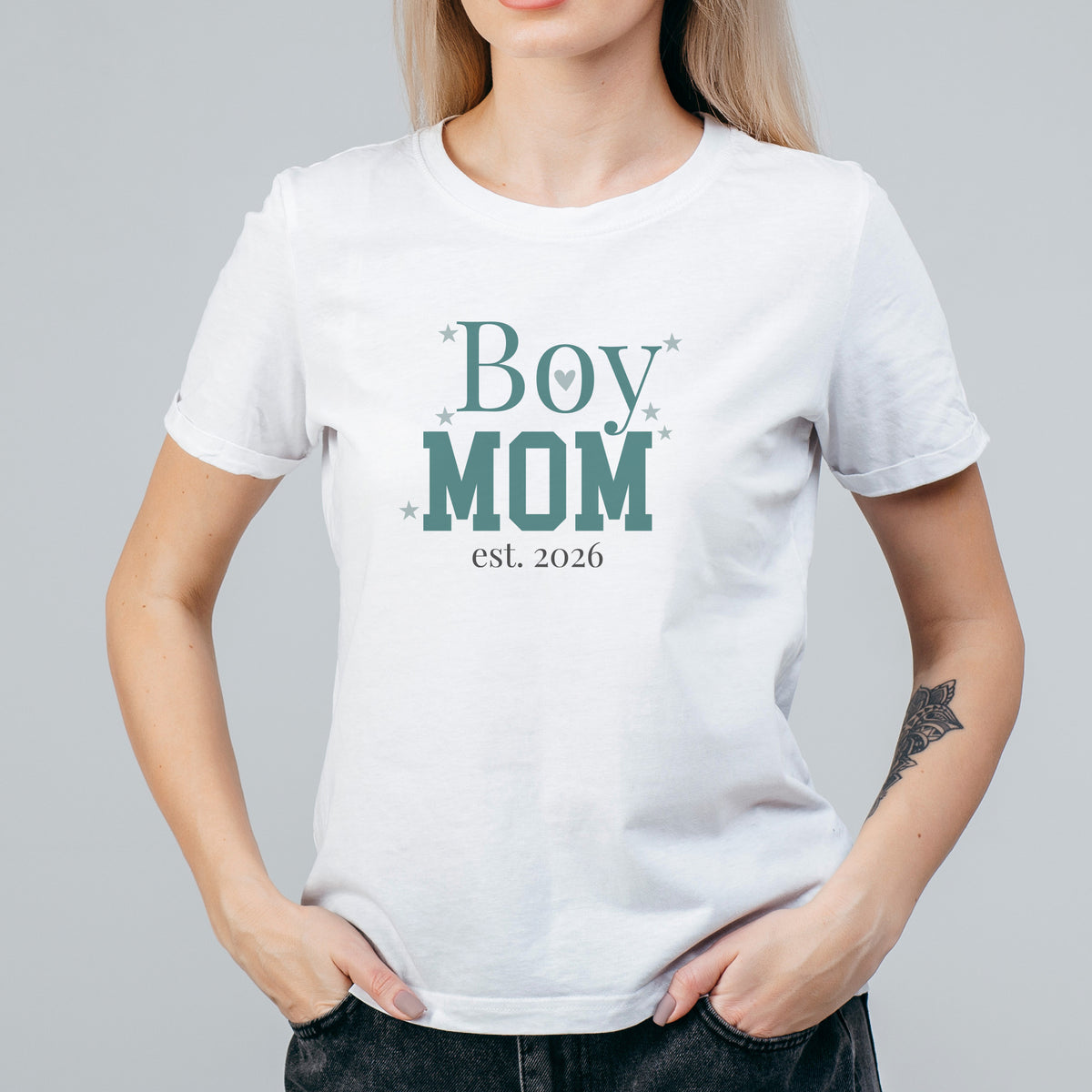 Personalisierbares Damen T-Shirt „Boy Mom“ in weiß mit Jahreszahl Aufdruck frontal getragen