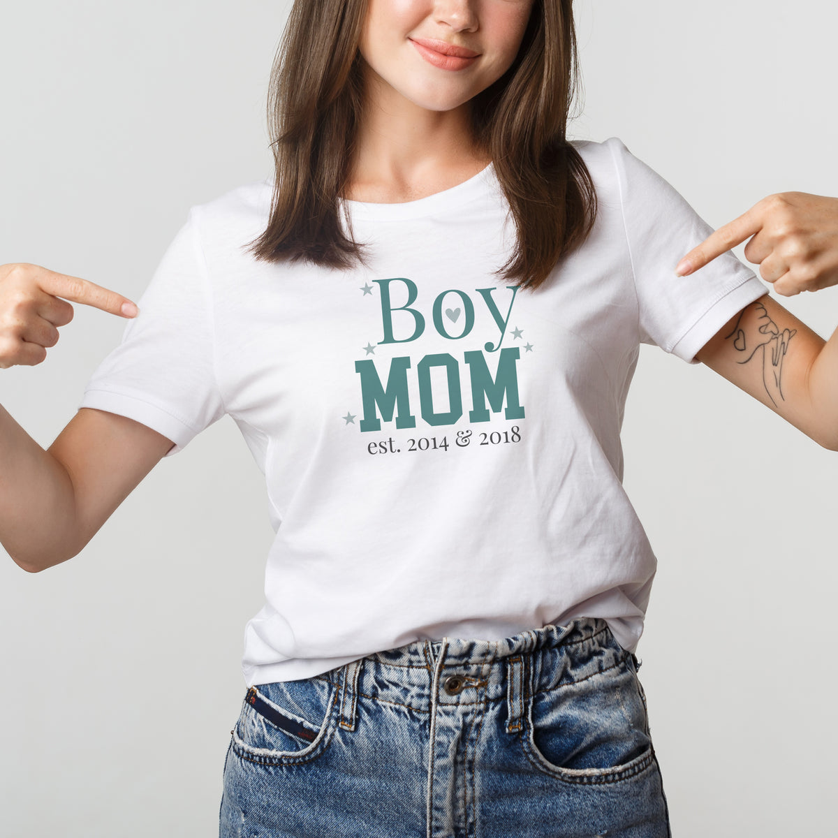 Damen zeigt weißes Boy Mom Shirt mit personalisierter Jahreszahl und lässigem Schnitt