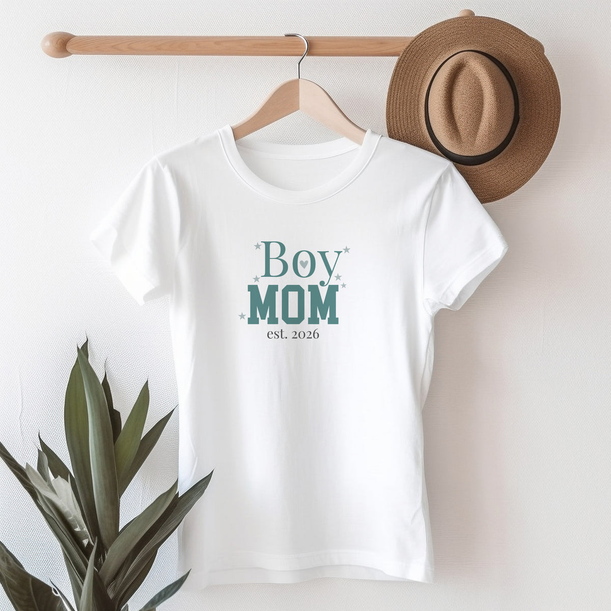 Weißes T-Shirt mit Boy Mom Schriftzug und Jahreszahlen Beispiel als Geschenk für Mama