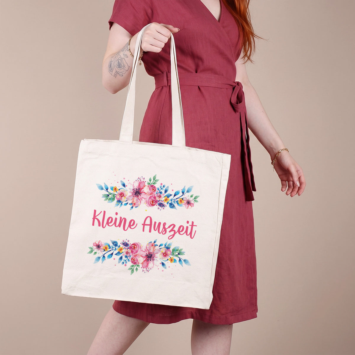 Einkaufstasche mit Blumen bedruckt und einen persönlichen Wunschtext