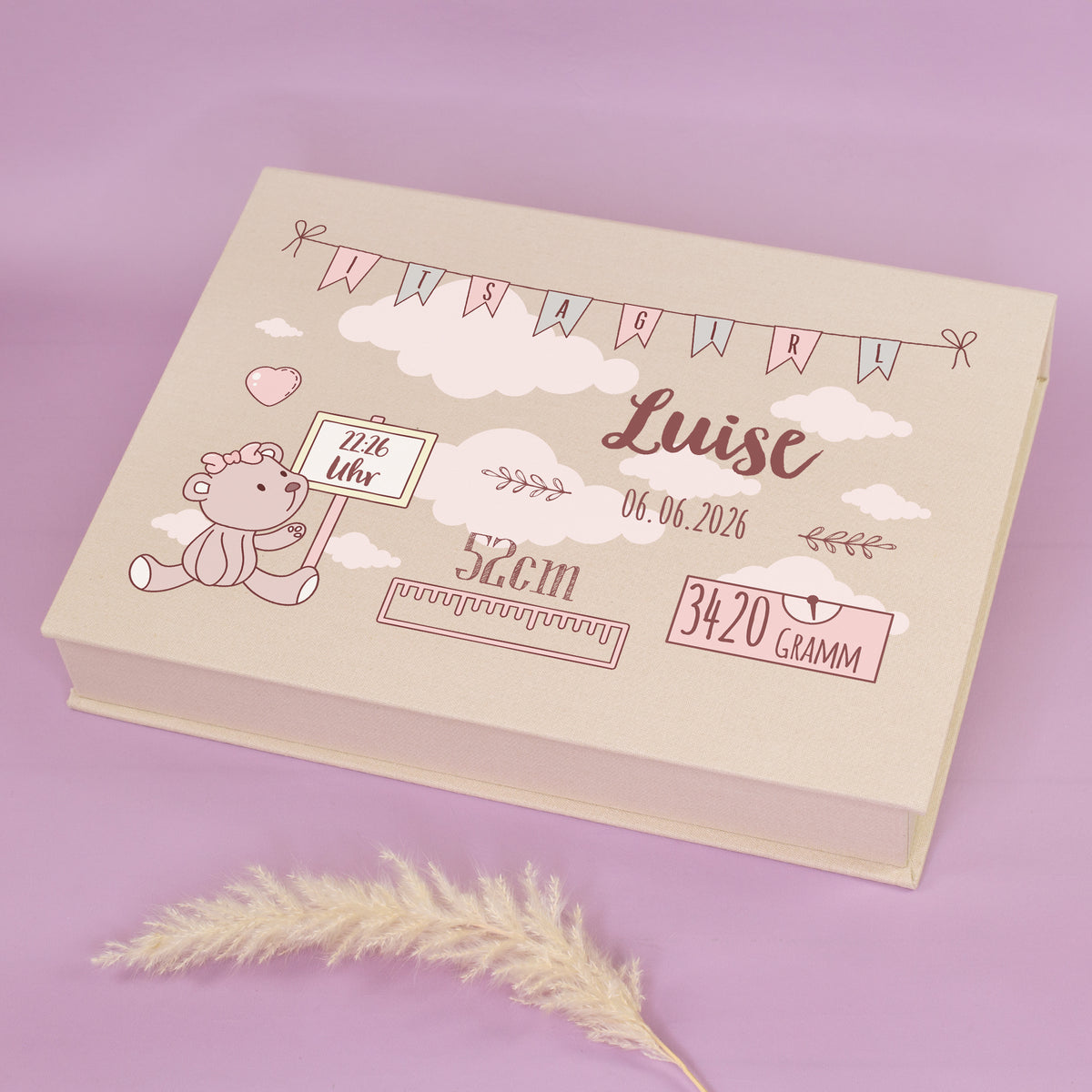 Personalisierte Erinnerungsbox zur Geburt für Mädchen mit Name, Datum, Uhrzeit, Größe und Gewicht auf beiger Stoffbox