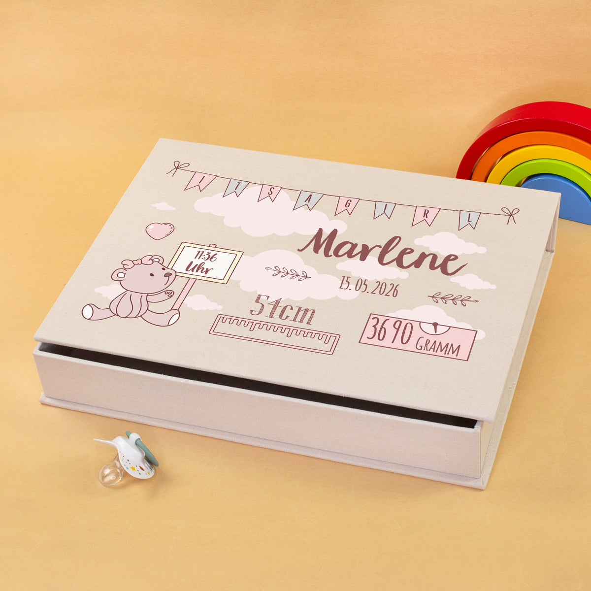 Beige Baby Erinnerungsbox in Buchform mit Mädchen-Motiv, Teddy, Wolken, Geburtsdaten und Regenbogen-Dekoration