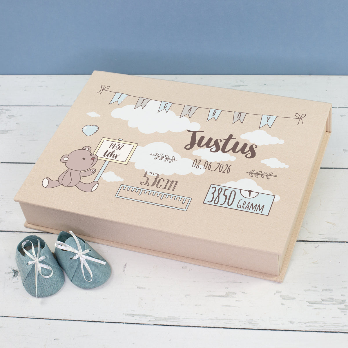 Personalisierte Erinnerungsbox zur Geburt für Jungen mit Name, Datum, Uhrzeit, Größe und Gewicht auf beiger Stoffbox