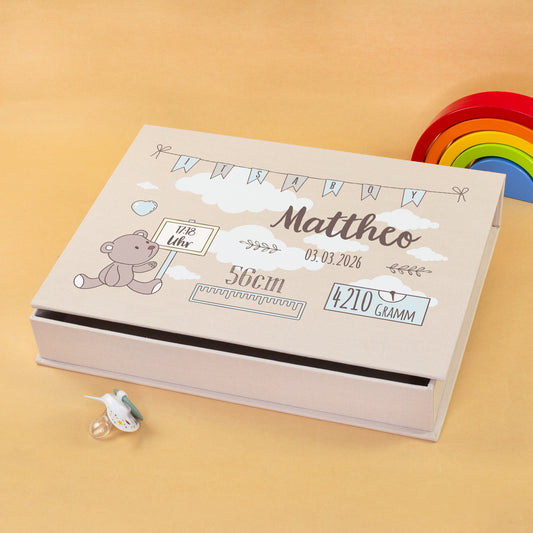 Beige Baby Erinnerungsbox in Buchform mit Jungen-Motiv, Teddy, Wolken, Geburtsdaten und Regenbogen-Dekoration