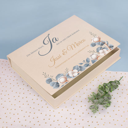 Personalisierte Erinnerungsbox zur Hochzeit mit Eukalyptus-Motiv, Baumwollblüten, Namen und Wunschtext auf beige Stoffbox