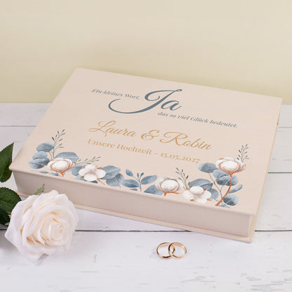 Beige Erinnerungsbox in Buchform zur Hochzeit mit Namen, Datum, Eukalyptus-Design und dekorativen Eheringen