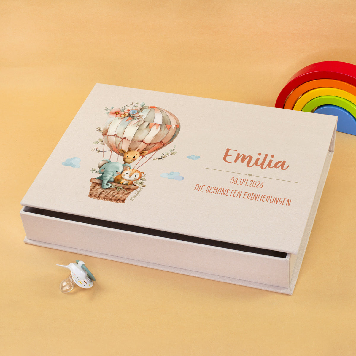 Personalisierte Erinnerungsbox zur Geburt mit Heißluftballon-Motiv, Tieren, Name und Wunschtext auf beiger Fotobox