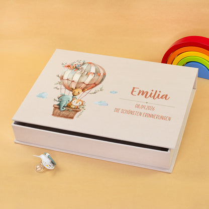 Personalisierte Erinnerungsbox zur Geburt mit Heißluftballon-Motiv, Tieren, Name und Wunschtext auf beiger Fotobox