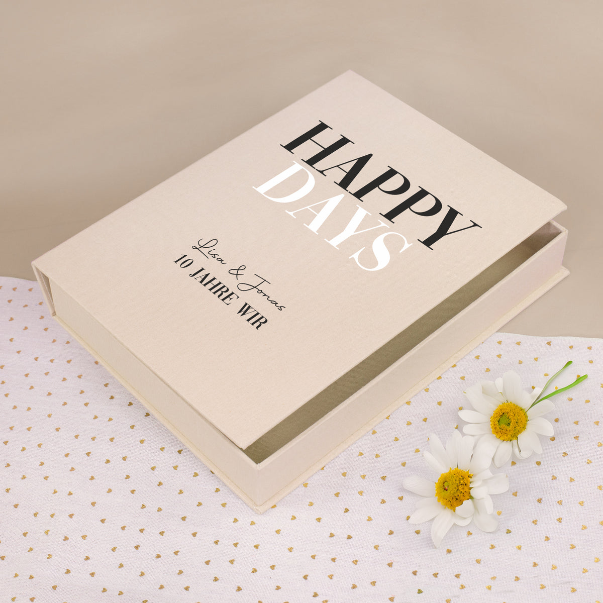 Beige Erinnerungsbox in Buchform mit Happy Days Motiv, Namen und Jahreszahl als persönliches Geschenk