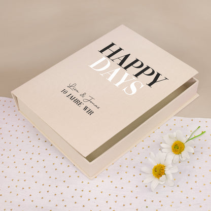 Beige Erinnerungsbox in Buchform mit Happy Days Motiv, Namen und Jahreszahl als persönliches Geschenk