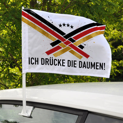 Personalisierte Fußball Autofahne mit Deutschland-Motiv und Wunschtext Ich drücke die Daumen auf weißem Auto