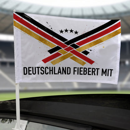 Fußball Autofahne mit Wunschtext Deutschland fiebert mit vor Stadionhintergrund auf Autodach