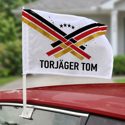 Personalisierte Fußball Autofahne mit Wunschtext Torjäger Tom auf rotem Auto