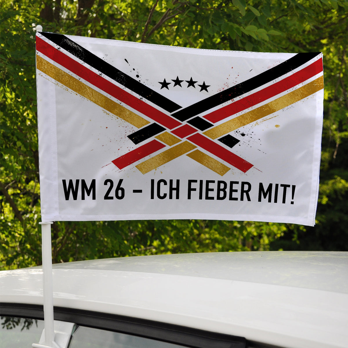 Personalisierte Autofahne für Fußballfans mit Deutschland-Motiv und Wunschtext WM 26 Ich fieber mit