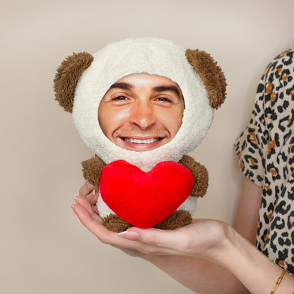 Personalisierter Teddy mit Foto-Gesicht und rotem Herz wird in den Händen gehalten