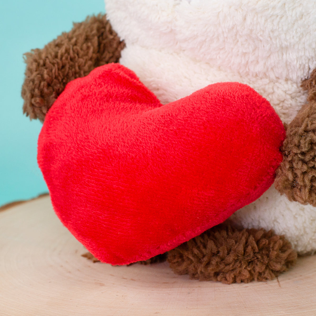 Nahaufnahme des roten Herzens am personalisierten Kuscheltier Teddy