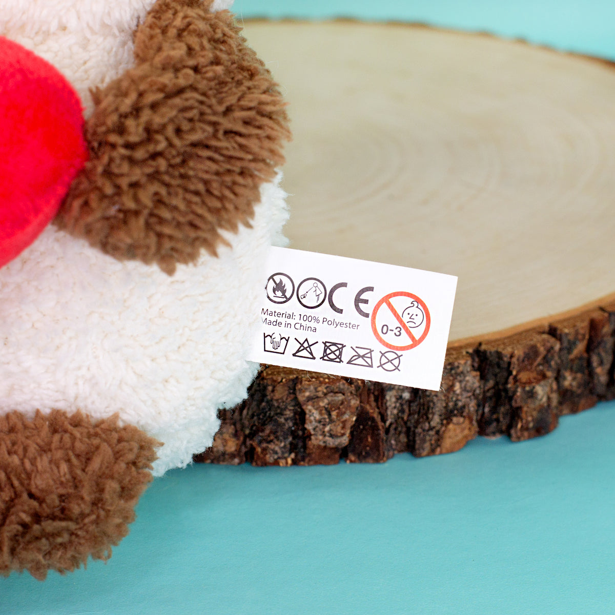 Pflegeetikett am personalisierten Kuscheltier Teddy mit Materialangabe 100 Prozent Polyester