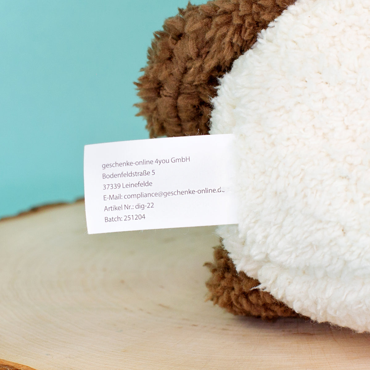Herstelleretikett am Rücken des Kuscheltier Teddys mit Artikelinformationen