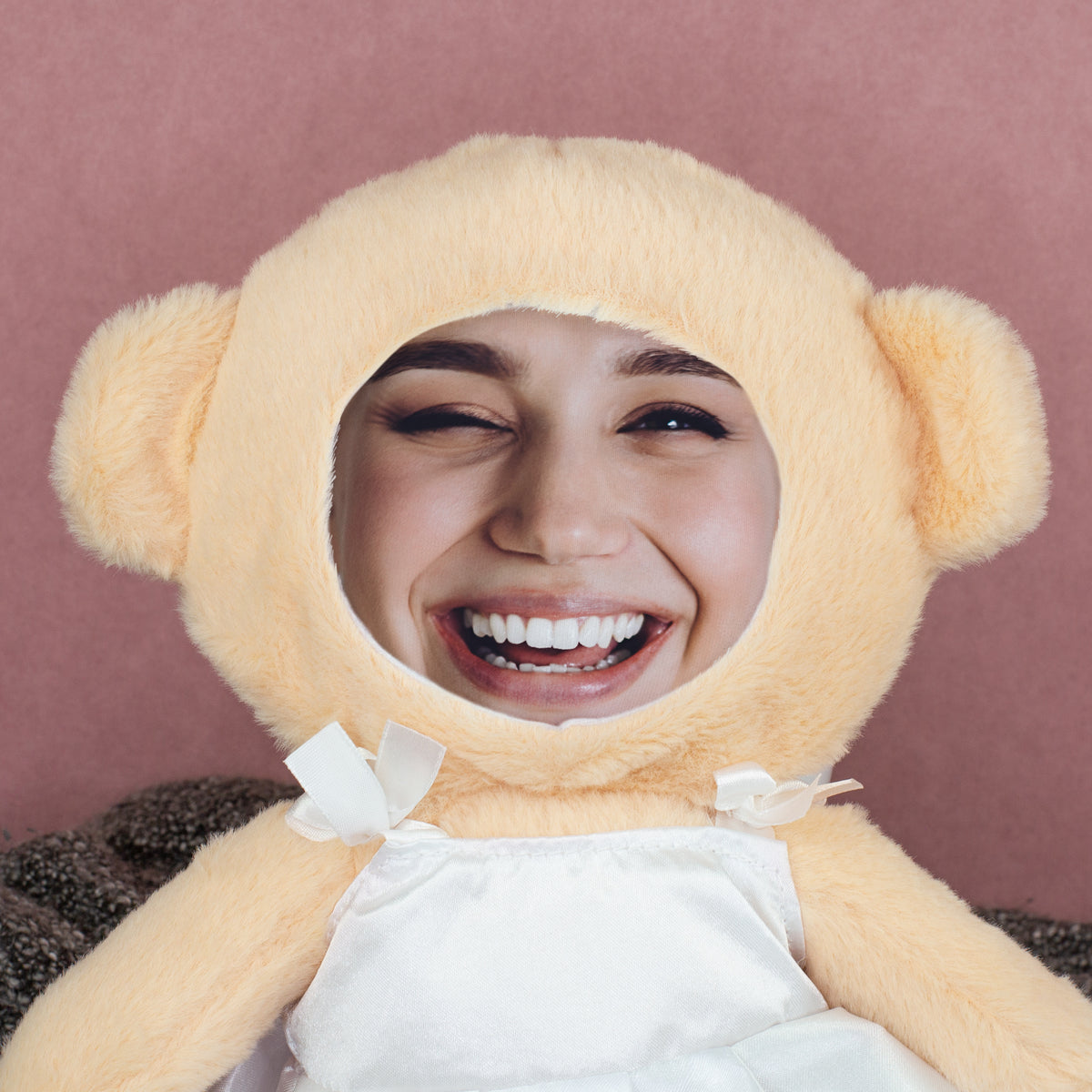 Nahaufnahme eines personalisierten Braut-Teddys mit Fotogesicht, beigem Plüschkopf und weißem Brautkleid