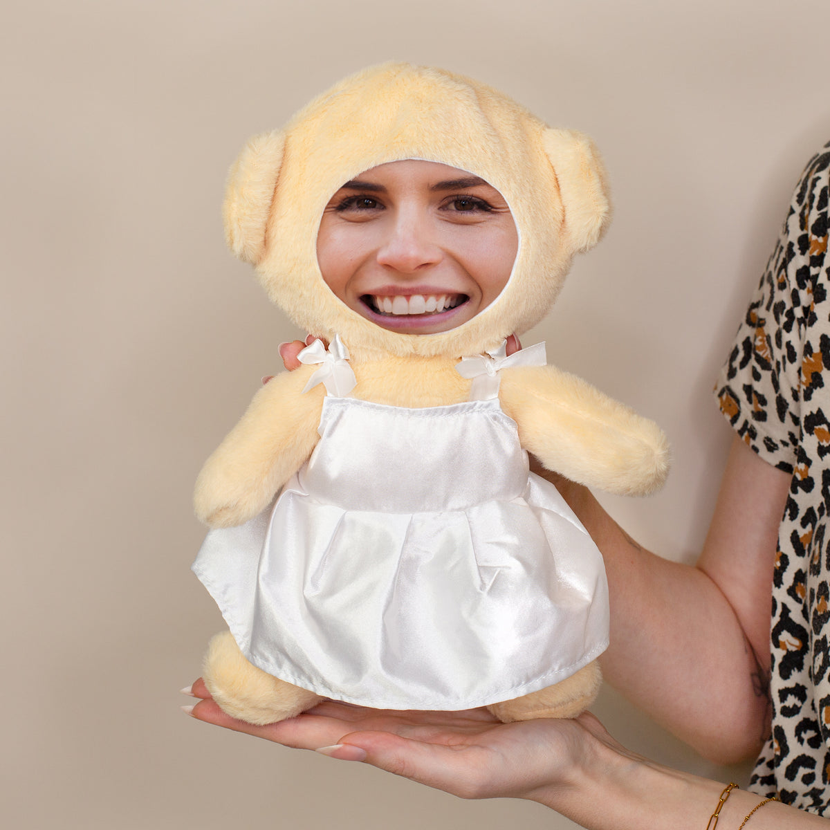 Personalisiertes Kuscheltier Braut mit Fotogesicht und weißem Kleid in den Händen gehalten