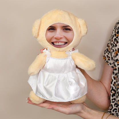 Personalisiertes Kuscheltier Braut mit Fotogesicht und weißem Kleid in den Händen gehalten