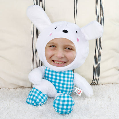 Personalisierter Fotohase mit blau kariertem Outfit sitzend auf flauschiger Decke