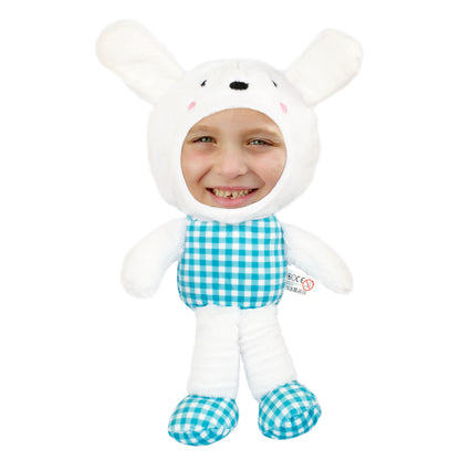 Freigestelltes Kuscheltier Hase mit eigenem Fotogesicht und blau-weiß kariertem Körper
