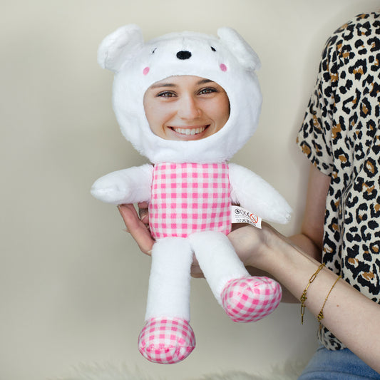 Personalisierter Plüschhase mit Fotogesicht und rosa kariertem Outfit in den Händen gehalten