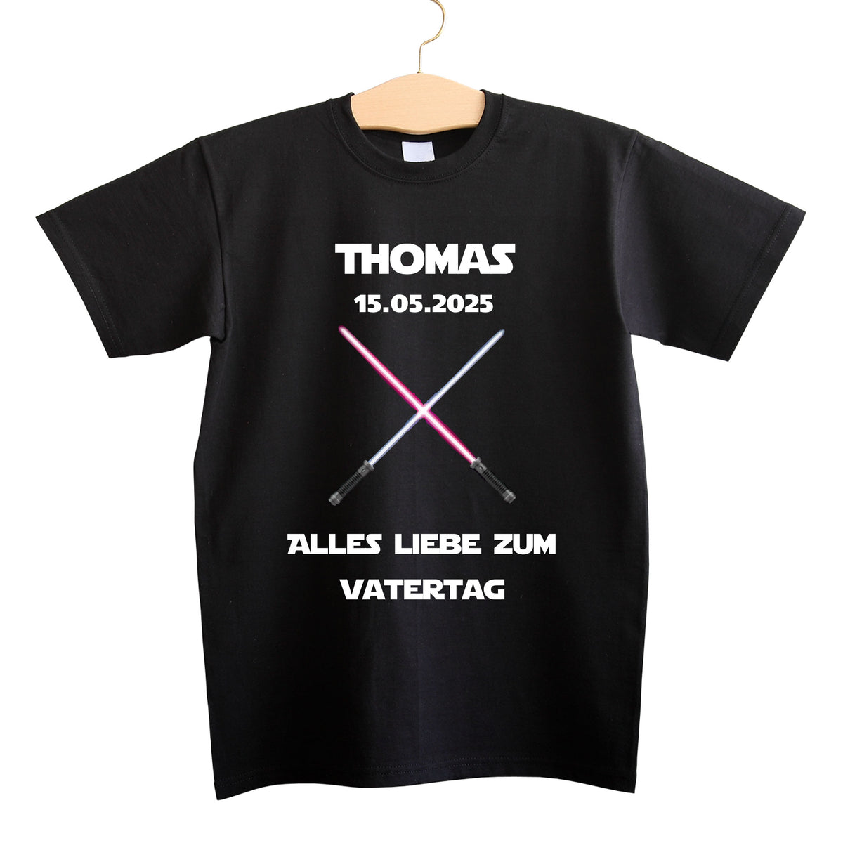 Freigestelltes T-Shirt mit personalisiertem Lichtschwert-Design, Text „Alles Liebe zum Vatertag“