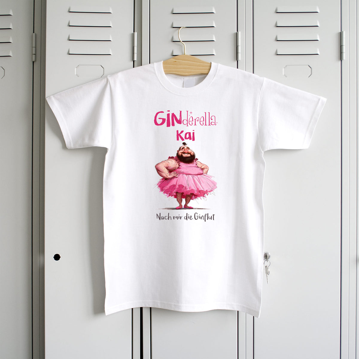Weißes GINderella-Shirt an Kleiderbügel vor Spind – mit Name Kai & Spruch „Nach mir die Ginflut“