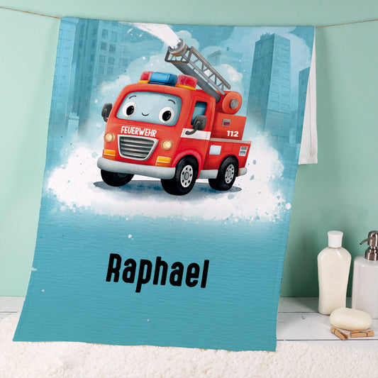 Personalisiertes Feuerwehr Handtuch für Jungen mit rotem Feuerwehrauto, Wasserstrahl und Name Raphael im Badezimmer