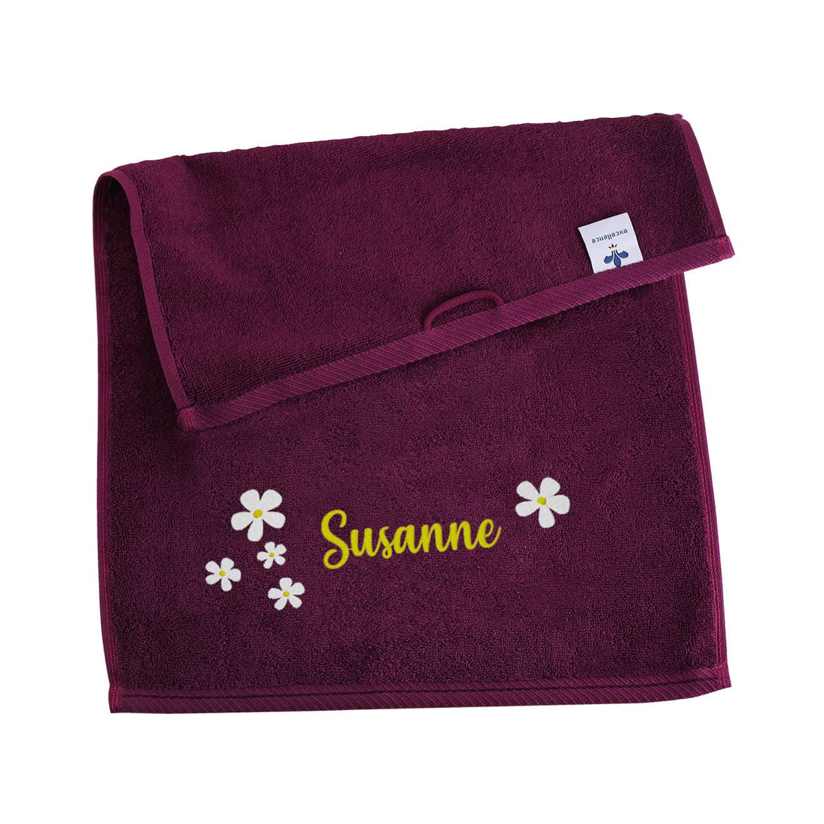Brombeerfarbenes Gästehandtuch mit Name und Blumen bestickt