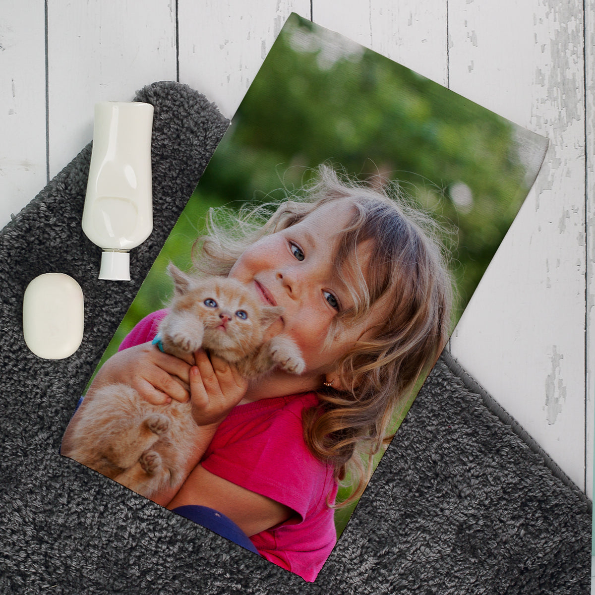 Personalisiertes Handtuch mit Foto – Mädchen hält eine kleine Katze im Garten