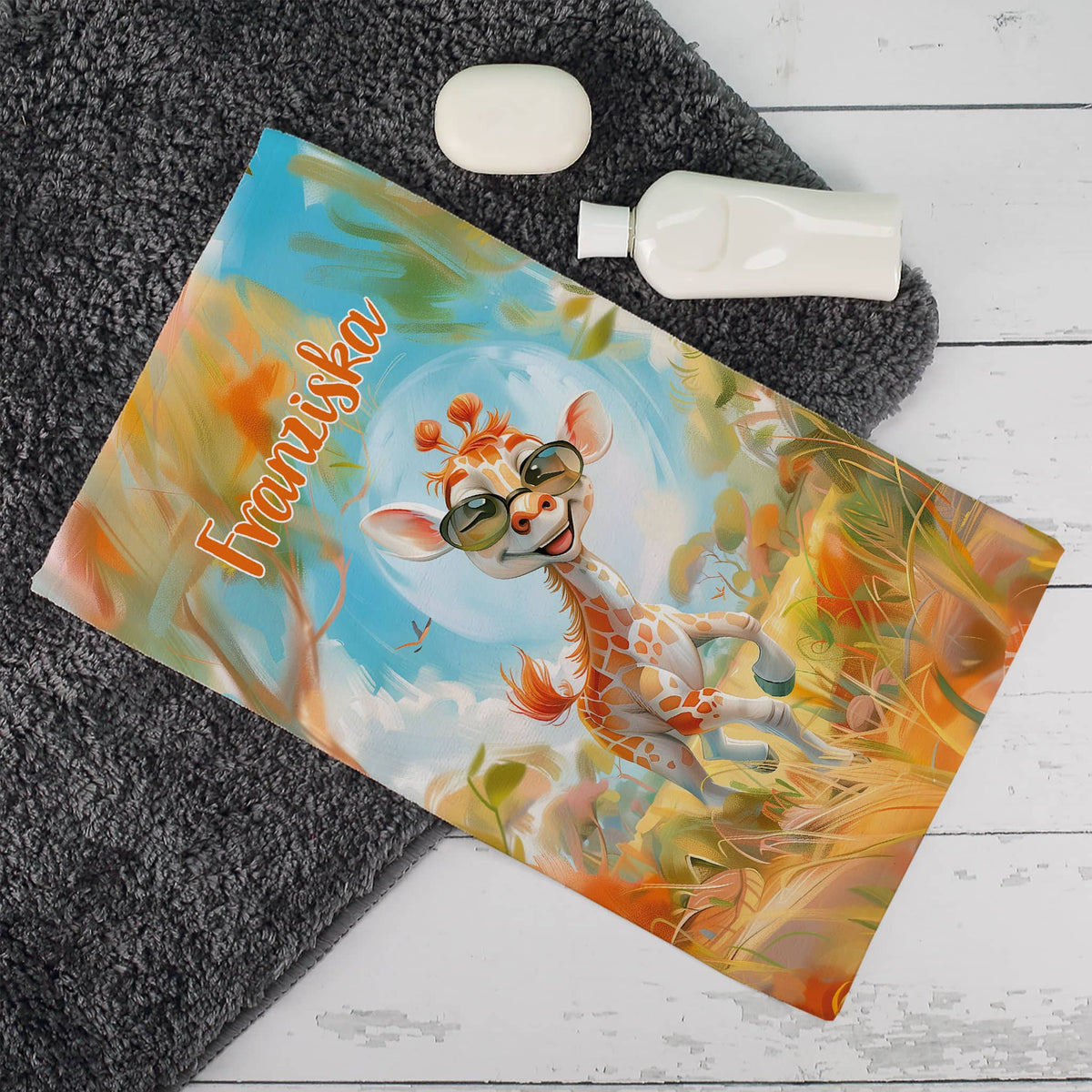 Cooles Handtuch mit verschiedenen Tieren bei Sommeraktivitäten und Name bedruckt