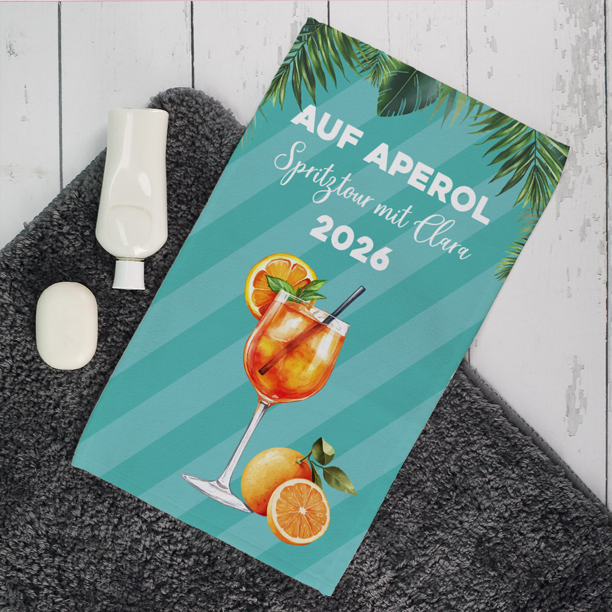 Gästehandtuch mit individuellem Wunschtext und Aperol-Grafik, kompakte Größe, detailreich bedruckt.