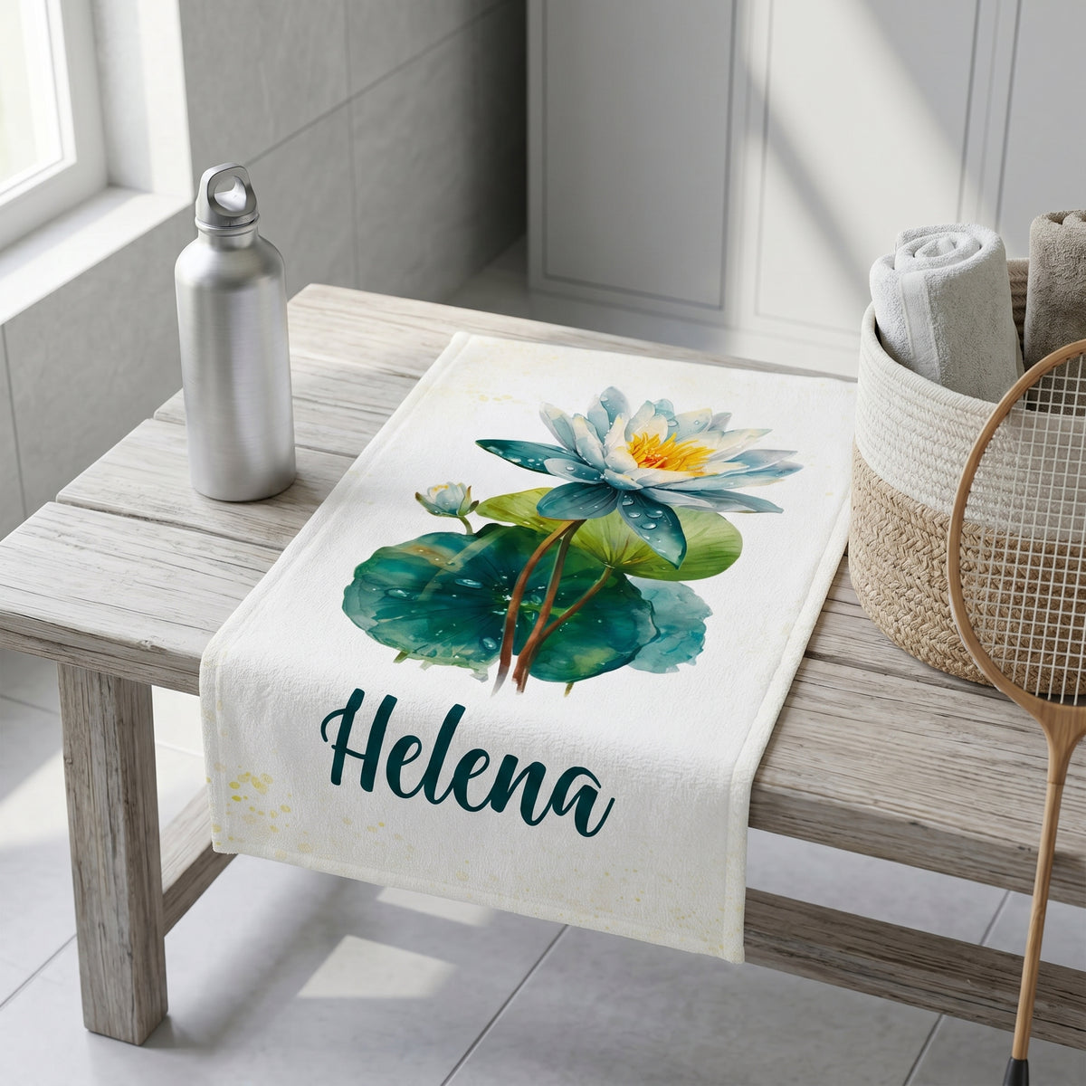 Personalisiertes Handtuch mit Seerosen-Motiv und Name Helena auf Holzbank im Badezimmer