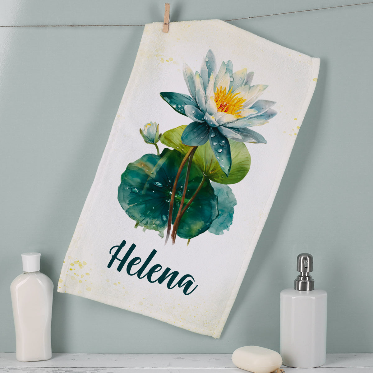 Hängendes Gästehandtuch mit Seerosen-Geburtsblume und Name Helena